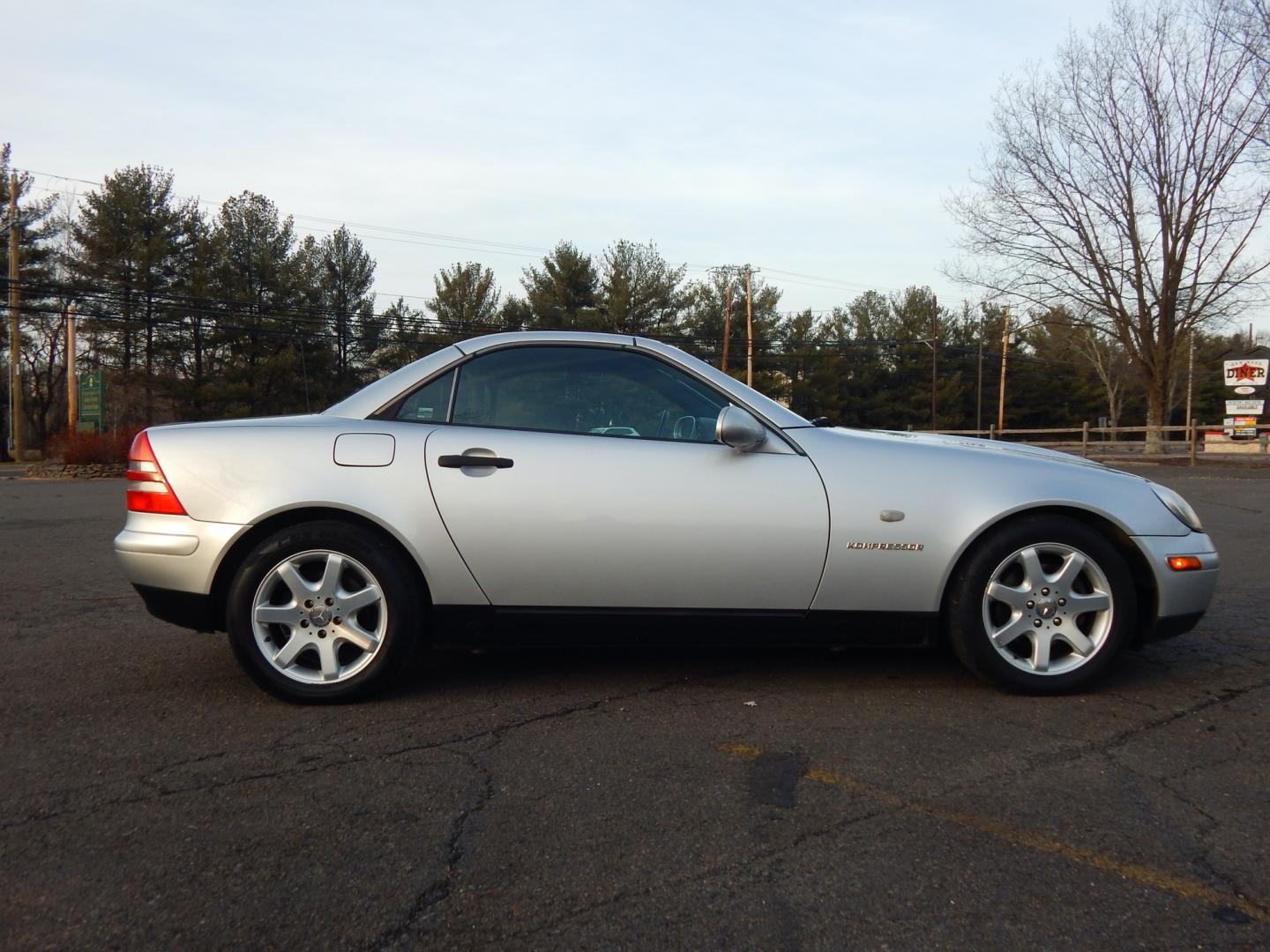 2000 Silver /Black Leather Mercedes-Benz SLK SLK230 (WDBKK47F2YF) with an 2.3L 4 cylinder supercharged engine, Automatic transmission, located at 6528 Lower York Road, New Hope, PA, 18938, (215) 862-9555, 40.358707, -74.977882 - Here we have a Mercedes SLK320 with a 2.3L 4 cylinder supercharged engine putting power to the rear wheels via an automatic transmission. Options include: black leather seats, power windows/locks/mirrors, Alpine head unit, heat/AC, tilt steering wheel, convertible hard top, cruise control, 16inch al - Photo#5